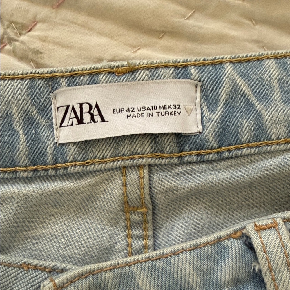 ZARA Light Wash Denim Jeans in Pale Blue with Gold Stitching